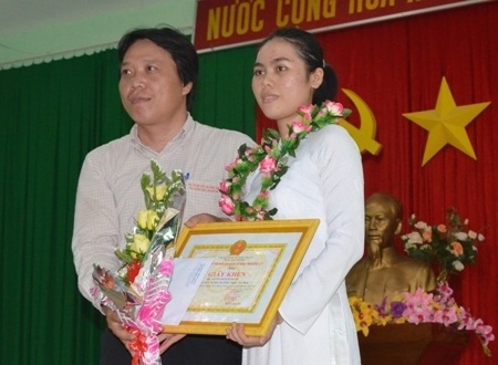 Miễn học phí cho cô thủ khoa mồ côi nơi đại ngàn - 4 Huyện Trà
Bồng tặng bằng khen và hỗ trợ 20 triệu đồng.