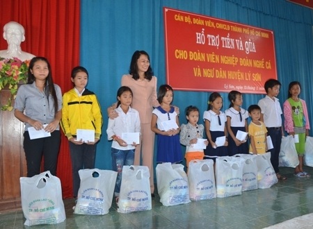 Nhân dân TPHCM tiếp sức ngư dân Lý Sơn bám biển - 3 Món quà ngày hè đến với con em ngư dân trở nên ấm áp hơn.