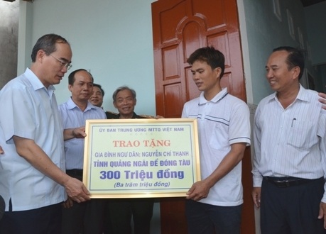 Ngư dân trẻ Nguyễn Chí Thạnh xúc động khi đoàn công tác TƯ đến thăm và hỗ trợ 300 triệu đồng.