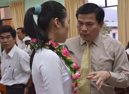 Miễn học phí cho cô thủ khoa mồ côi nơi đại ngàn - 2 Phó Bí thư
Tỉnh ủy dặn dò Phượng sử dụng nguồn tiền hỗ trợ đúng mục đích và an
toàn.