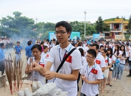 Sinh viên Việt trên khắp thế giới dâng hương tại tượng đài Hoàng Sa kiêm quản Bắc Hải.