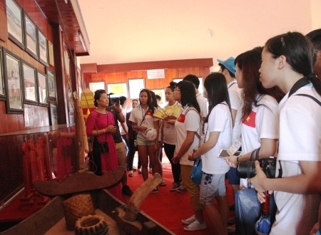 Sinh viên kiều bào lắng nghe về lịch sử đội Hùng binh Hoàng Sa.