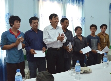 Ông Phạm Trường Thọ - Phó Chủ tịch UBND tỉnh (giữa) hỗ trợ ngư dân vượt qua khó khăn trước mắt.