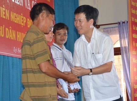 Nhân dân TPHCM tiếp sức ngư dân Lý Sơn bám biển - 2 Ông Võ Văn Thưởng - Phó Bí thư thường trực Thành ủy TPHCM tặng quà cho gia đình 3 ngư dân.