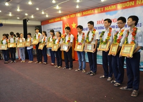Trao thưởng 33 triệu đồng đến cô thủ khoa mồ côi nơi đại ngàn - 1 16 học sinh giỏi cấp quốc gia đầu tiên nhận thưởng theo Quyết định 29 của tỉnh Quảng Ngãi.