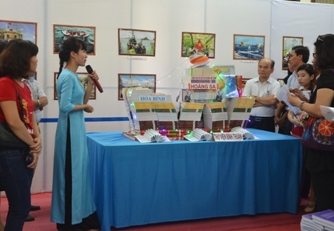 Cán bộ thư viện tỉnh Bình Thuận đang thuyết trình về con tàu Hòa Bình vươn ra Hoàng Sa