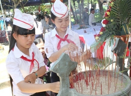 Học sinh và nhân dân địa phương dâng hưởng tưởng nhớ cụ Nguyễn Chánh.