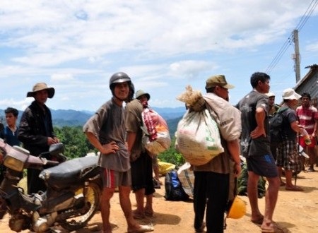 Người dân bỏ nương rẫy và đất sản xuất để đi tìm vàng.