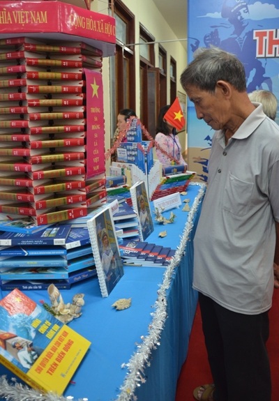 Người dân thích thú với mô hình sách lạ mắt