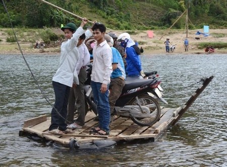 Người và xe máy cùng đu dây qua sông Re mỗi ngày trước đây.