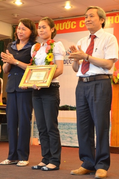 Trao thưởng 33 triệu đồng đến cô thủ khoa mồ côi nơi đại ngàn - 3 16 học sinh giỏi cấp quốc gia đầu tiên nhận thưởng theo Quyết định 29 của tỉnh Quảng Ngãi.
