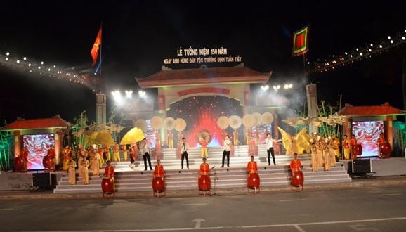 Tưởng niệm 150 năm ngày anh hùng dân tộc Trương Định tuẫn tiết - 1 Toàn cảnh chương trình Lễ tưởng niệm 150 năm ngày anh hùng dân tộc Trương Định tuẫn tiết.