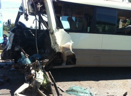 Xe khách Ngọc Duy biến dạng sau cú va chạm với xe khách 45 chỗ.