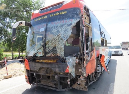 Đầu xe Chín Nghĩa bẹp dúm.