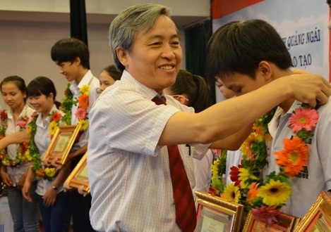 Trao thưởng 33 triệu đồng đến cô thủ khoa mồ côi nơi đại ngàn - 2 16 học sinh giỏi cấp quốc gia đầu tiên nhận thưởng theo Quyết định 29 của tỉnh Quảng Ngãi.
