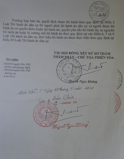 "Ém nhẹm" bản án, Tòa đẩy người dân vào nguy cơ "màn trời chiếu đất" - 2 Bút lục bản án số 01 được Quyền Chánh án đóng dấu như cơ quan công chứng.