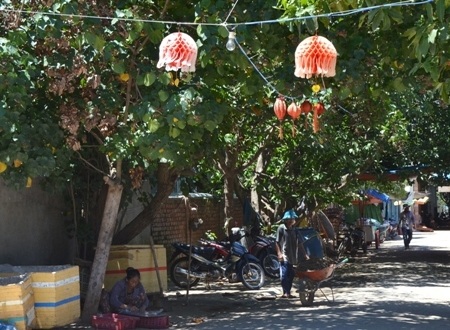 Người dân Lý Sơn vui mừng đón dòng điện quốc gia - 3 Các khu dân cư nối sẵn đèn điện đường rực rở màu sắc.