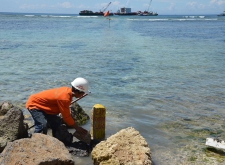 Người dân Lý Sơn vui mừng đón dòng điện quốc gia - 1 Công nhân thi công đang hoàn thiện các mốc chỉ dẫn đường cáp ngầm xuyên biển ra đảo Lý Sơn.