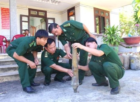 Phát hiện súng thần công bằng đồng dưới biển - 1 Khẩu súng thần công bằng đồng được thu giữ tại Đồn biên phòng Sa Huỳnh.