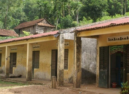 Một số phòng học xập xệ chưa đầy 5m2 là nơi học sinh mầm non gắn bó trong năm học 2014-2015.