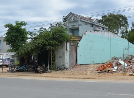 "Ém nhẹm" bản án, Tòa đẩy người dân vào nguy cơ "màn trời chiếu đất" - 4 Thông báo bán đấu giá hơn 1 tỷ đồng (dấu gạch đỏ) khiến gia đình ông Út ngỡ ngàng.