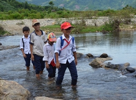Vượt sông đến trường trên vùng đất An toàn khu - 4 Người dân địa phương dùng đá chặn dòng nước chảy xiết.