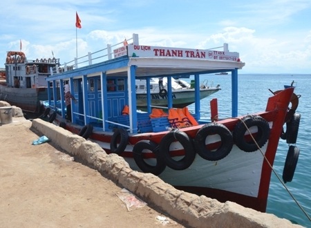 Tàu khách từ đảo Lớn đi đảo Bé (sáng và chiều) vừa tăng cường với mái che nắng cho hành khách.