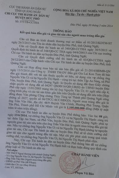 Thông báo bán đấu giá hơn 1 tỷ đồng (dấu gạch đỏ) khiến gia đình ông Út ngỡ ngàng.