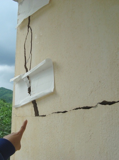 Tường trường Mầm non Ba Giang vừa xây xong đã nứt toạc như thế này.