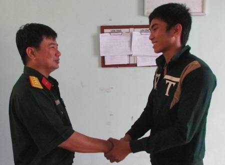 Đại tá Nguyễn Chúng hạnh phúc khi có chiến sĩ là tân sinh viên.