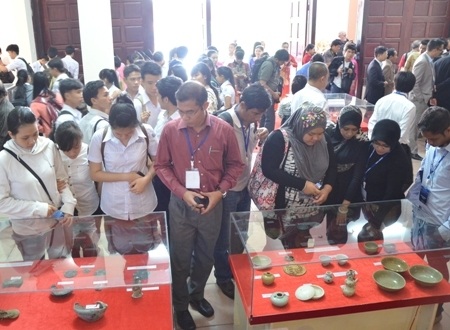 Hàng trăm học sinh chiêm ngưỡng “di sản văn hóa dưới nước” - 2 Các nhà khoa học nước ngoài cùng học sinh Quảng Ngãi đắm chìm với cổ vật dưới nước.