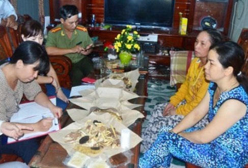 5 người nhập viện sau khi uống thuốc bắc: Phạt thầy lang 30 triệu đồng - 1 Cơ quan chức năng kiểm tra thang thuốc do ông Vân bốc cho nạn nhân uống.