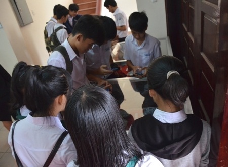 Hàng trăm học sinh chiêm ngưỡng “di sản văn hóa dưới nước” - 4 Hàng trăm học sinh tranh thủ chụp lại những cổ vật dưới nước có giá trị văn hóa và lịch sử.