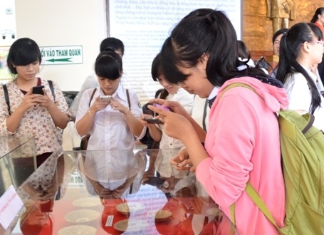 Hàng trăm học sinh chiêm ngưỡng “di sản văn hóa dưới nước” - 5 Hàng trăm học sinh tranh thủ chụp lại những cổ vật dưới nước có giá trị văn hóa và lịch sử.