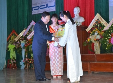 Khai giảng ở ngôi trường có thủ khoa khối C cao điểm nhất - 2 Hiệu trưởng Phạm Đăng Phước trao bằng khen đến thủ khoa Nguyễn Thị Bích Phượng.