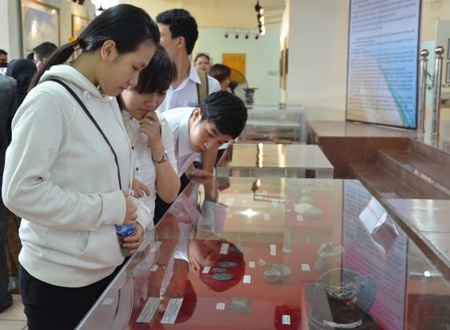 Hàng trăm học sinh chiêm ngưỡng “di sản văn hóa dưới nước” - 3 Học sinh hào hứng với cổ vật chìm đóng hàng trăm năm dưới đáy đại dương.
