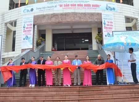 Hàng trăm học sinh chiêm ngưỡng “di sản văn hóa dưới nước” - 1 Đại biểu cắt băng khánh thành triển lãm trưng bày 500 cổ vật.