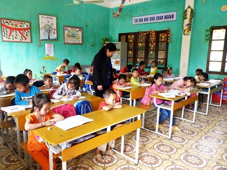 Cô Lương Thị Hoa với các em học sinh Trường Tiểu học Yên Khoái.