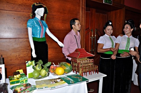 Bên cạnh hoạt động trình diễn thời trang là