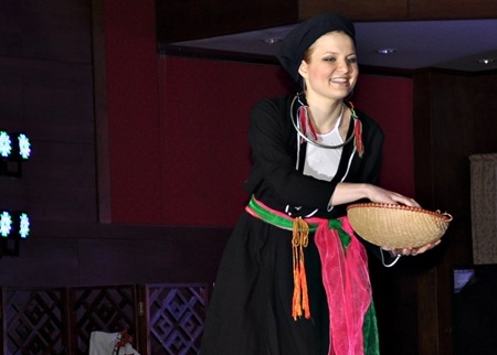 Một người mẫu nước ngoài trong trang phục truyền thống của Việt Nam.