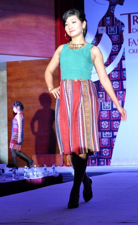 Bộ sưu tập các trang phục hiện đại dựa trên chất liệu
vải thổ cẩm sáng tạo