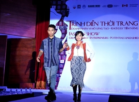 Bộ sưu tập các trang phục hiện đại dựa trên chất liệu
vải thổ cẩm sáng tạo