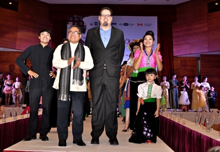 Tiến sỹ Jaime Aristotle B.Alip (áo trắng).