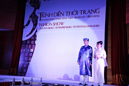 Cô dâu, chú rể trong trang phục áo dài truyền thống. 