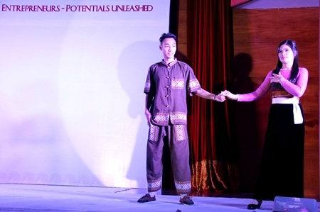 Trang phục truyền thống các dân tộc Việt Nam.