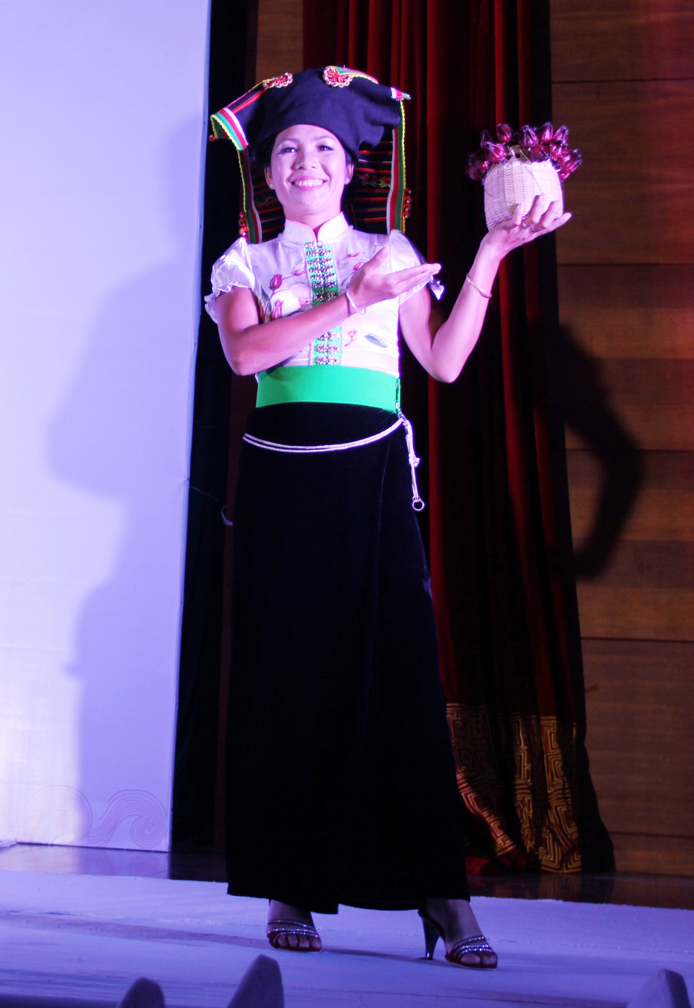 Điệu múa Hoa Tây Bắc do những thành viên của CFRC Tuần Giáo biểu diễn. 