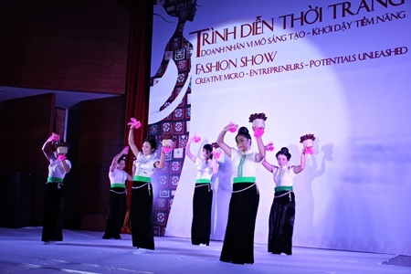 Điệu múa Hoa Tây Bắc do những thành viên của CFRC Tuần Giáo biểu diễn. 