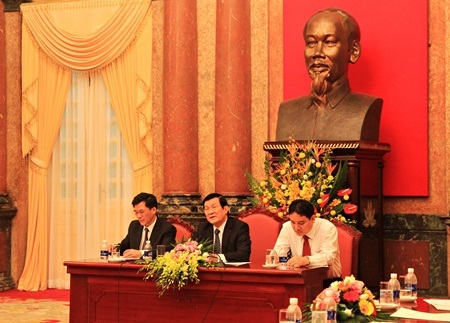 Chủ tịch nước Trương Tấn Sang trò chuyện với các em học sinh, sinh viên dân tộc thiểu số.