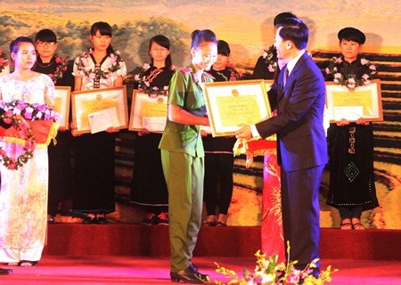 Thứ trưởng, Phó Chủ nhiệm Ủy ban Dân tộc Nông Quốc Tuấn trao Bằng khen đến