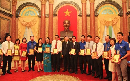 Các thầy cô giáo nhận quà của Chủ tịch nước.